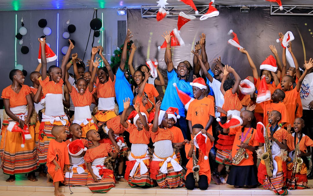 Kerstshow Oegandese projecten samen!