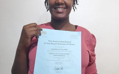 Nieuwe saxofoon én diploma voor docent Claire